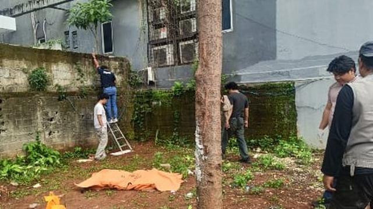 Seorang wanita tanpa idenitas ditemukan tewas di lahan kosong belakang sebuah gedung di Jalan H. Tutty Alawiyah, Pejaten Barat, Pasar Minggu, Jakarta Selatan, Kamis (2/10/2025). (Foto: Istime