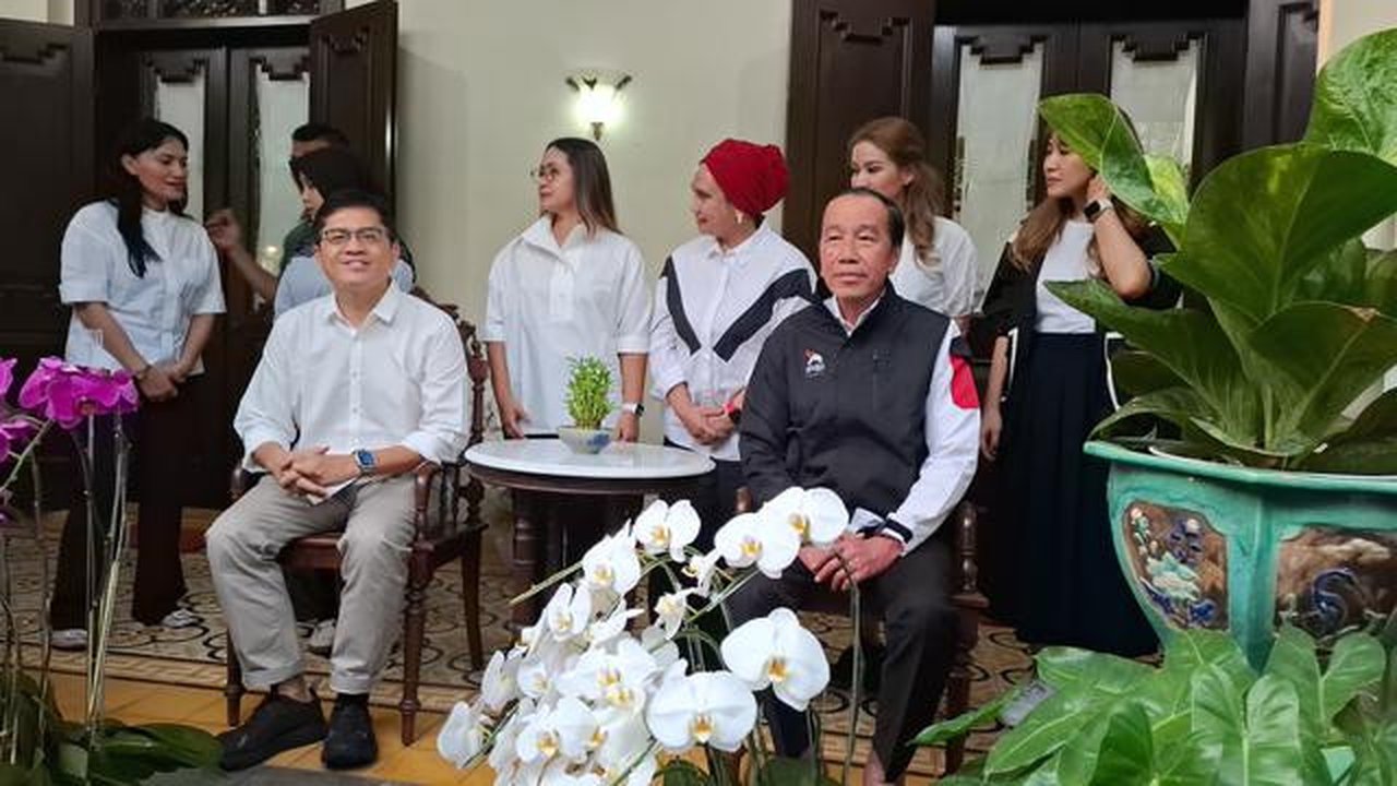 Sejumlah pengurus DPP Partai Solidaritas Indonesia (PSI) menemui Presiden ke-7 RI, Joko Widodo atau Jokowi, di rumah pribadinya, Kamis 17 Juli 2025. (Liputan6.com/Fajar Abrori)