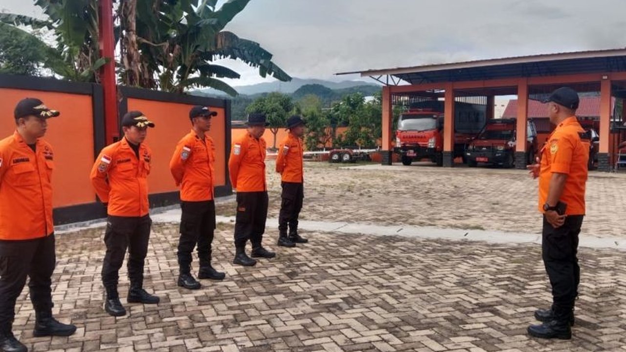 Basarnas Kendari mengerahkan Tim SAR untuk mencari seorang lansia, H Herman (62), yang dilaporkan hilang saat berkebun di Kolaka Utara. Simak kronologi dan upaya pencarian terkini.