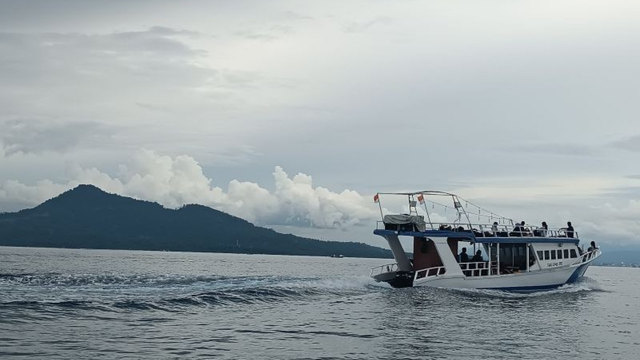 BMKG mengeluarkan peringatan dini terkait potensi Gelombang Tinggi Sulut hingga empat meter di beberapa wilayah perairan. Warga diimbau waspada demi keselamatan pelayaran.
