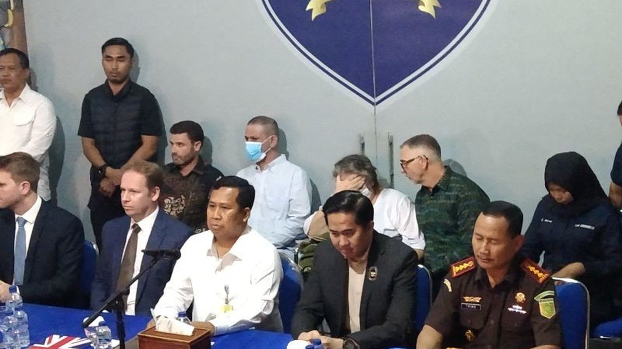 Indonesia resmi memulangkan dua narapidana narkotika berkewarganegaraan Inggris, Lindsay June Sandiford dan Shahab Shahabadi, atas dasar kemanusiaan dan komitmen penegakan hukum.