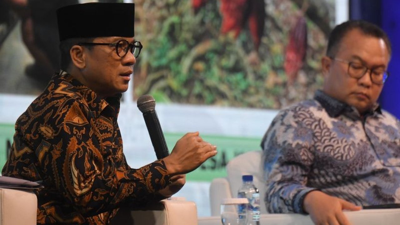 Menteri Desa dan Pembangunan Daerah Tertinggal (Mendes PDT) Yandri Susanto mengajak mahasiswa turun ke desa untuk membangun Indonesia, menekankan potensi besar desa sebagai pusat pertumbuhan ekonomi baru.