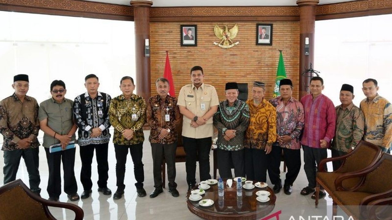 Gubernur Bobby Nasution menyoroti kontribusi signifikan Putra Solo di Sumut dalam menggerakkan ekonomi kerakyatan dan menjaga kerukunan antar etnis di Sumatera Utara.