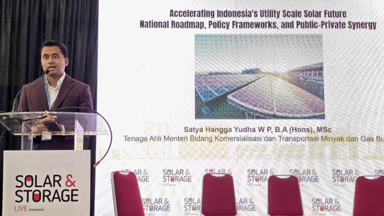 Pemerintah Indonesia serius mengoptimalkan pemanfaatan Pembangkit Listrik Tenaga Surya (PLTS) dengan target ambisius 100 GW. Langkah ini ditempuh guna mewujudkan swasembada energi dan memanfaatkan potensi energi terbarukan yang melimpah.