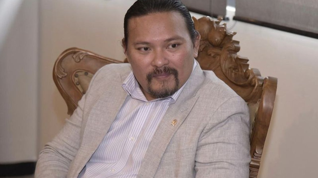 Anggota DPR RI Martin Daniel Tumbeleka meminta aparat kepolisian mengusut tuntas kasus kebakaran rumah hakim PN Medan Khamozaro Waruwu yang menangani kasus korupsi proyek jalan, demi menjaga independensi peradilan.