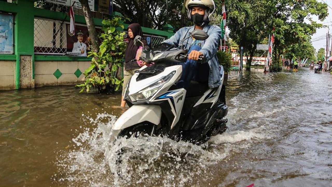 Terjebak banjir saat berkendara motor? Pakar ITB Yannes Martinus Pasaribu membagikan Tips Aman Berkendara Banjir untuk menghindari kerusakan fatal pada kendaraan Anda, simak langkahnya!