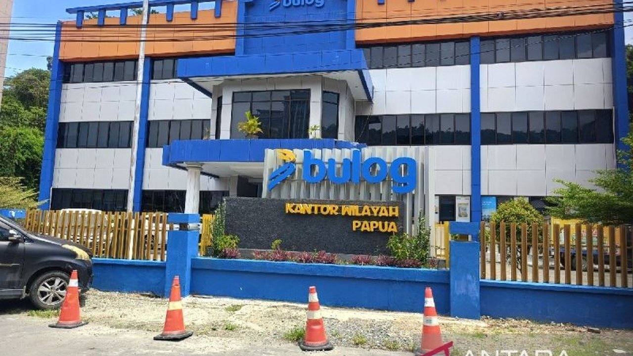 Perum Bulog menjamin persediaan beras di Tanah Papua mencapai 22 ribu ton, ditambah 110 ribu ton dalam perjalanan, memastikan ketersediaan pangan aman dan stabil.