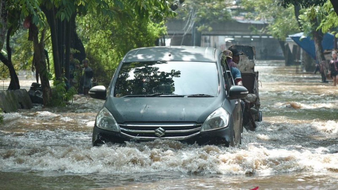 Jangan panik saat kendaraan terendam banjir! Pakar otomotif ITB membagikan panduan penting untuk penanganan kendaraan terendam banjir yang tepat guna mencegah kerusakan permanen dan kerugian finansial.