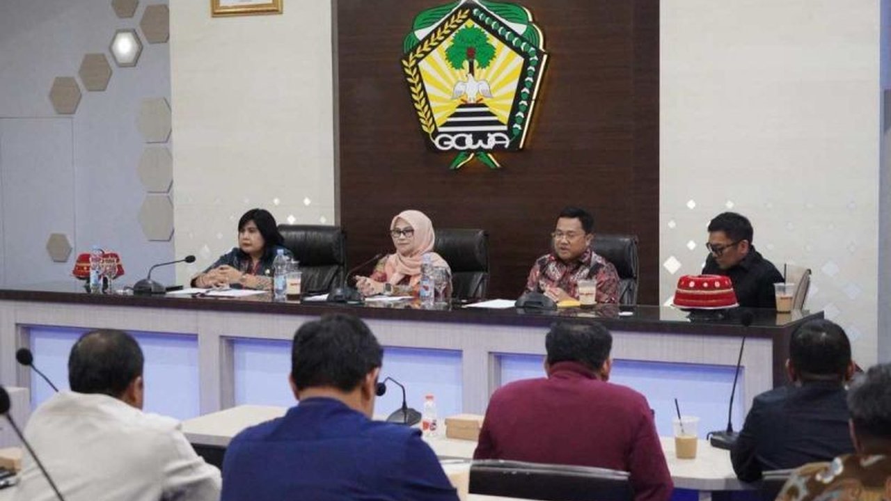 Wakil Bupati Gowa Darmawangsyah Muin harap DPRD Sulsel jadi jembatan komunikasi dengan Pemprov, mendesak penyelesaian DBH dan BPJS yang belum terbayar, demi fiskal daerah.