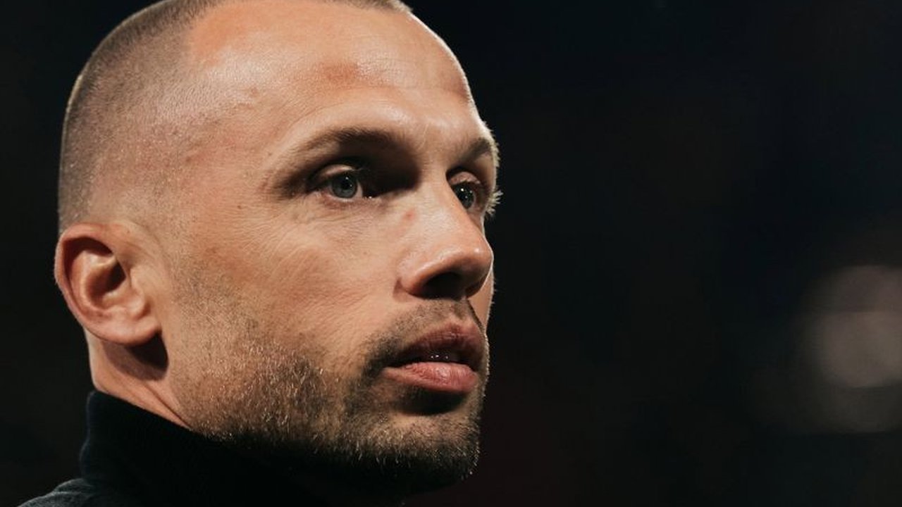 Klub raksasa Belanda, Ajax Amsterdam, resmi memecat John Heitinga dari kursi pelatih kepala setelah serangkaian hasil buruk yang tak sesuai harapan di berbagai kompetisi.