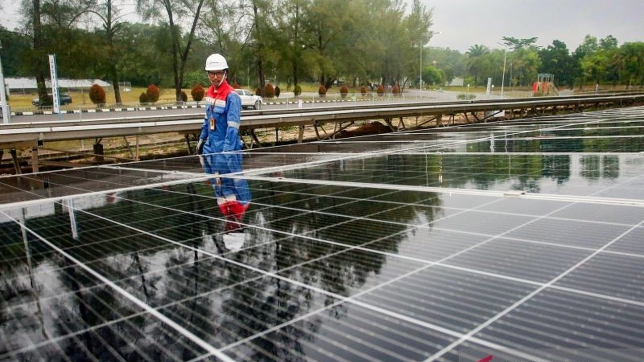 Pakar kebijakan publik menilai arah kebijakan EBT pemerintah sudah benar, namun butuh strategi tepat untuk mencapai swasembada energi. Apa saja yang perlu diperhatikan?