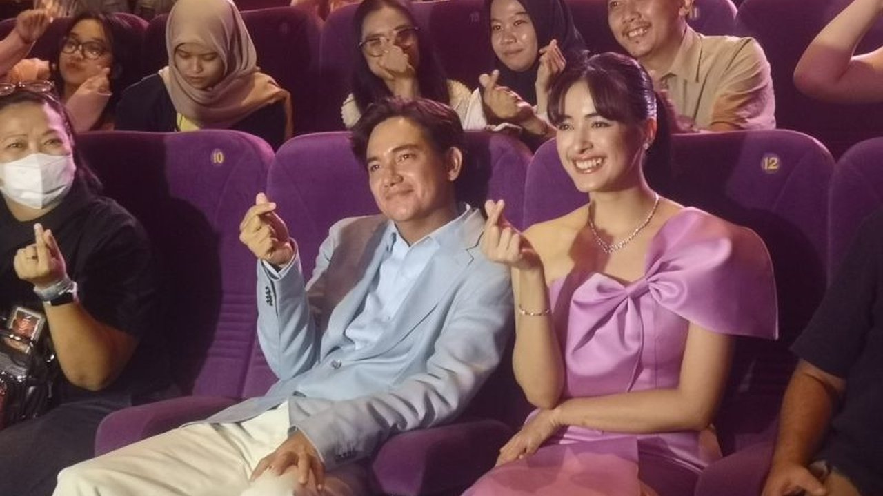 Aktor Adipati Dolken menegaskan profesionalisme sebagai batasan utama dalam adegan mesra film terbarunya. Istri memahami tuntutan peran, bagaimana ia menjaga batasan akting dan kehidupan nyata?
