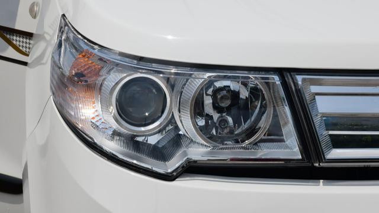 Mika lampu mobil yang buram bisa kembali kinclong dan bisa dilakukan sendiri dirumah (garasi.id)