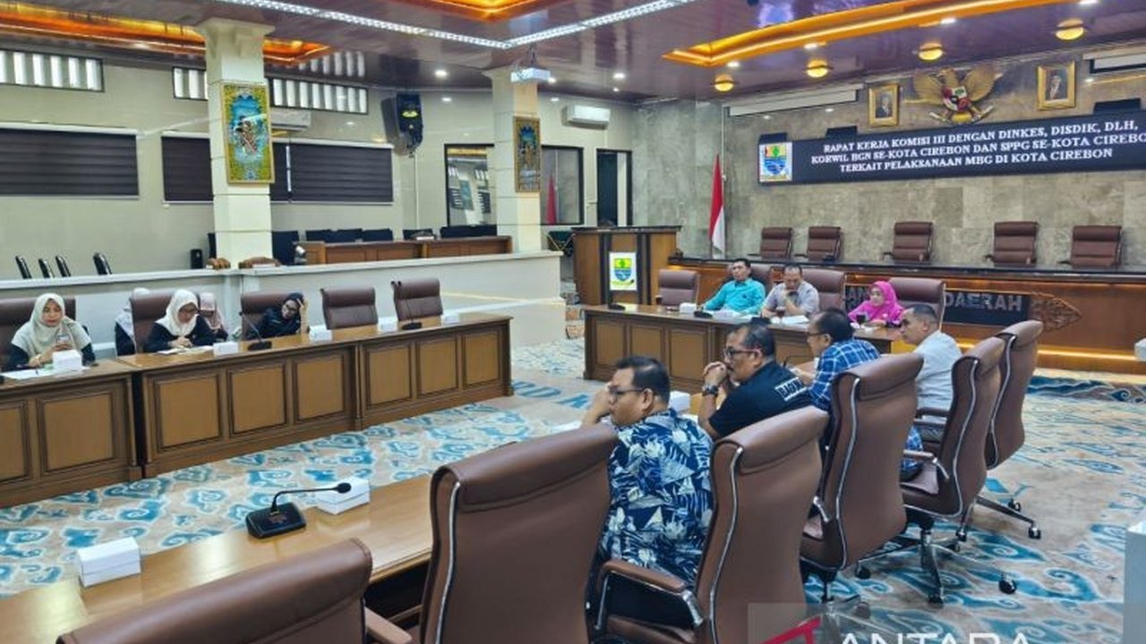 DPRD Kota Cirebon mengusulkan pembatasan produksi SPPG hingga 2.000 porsi per dapur setiap hari. Langkah ini demi mencegah kelelahan pekerja dan menjaga mutu layanan program Makan Bergizi Gratis di Cirebon.