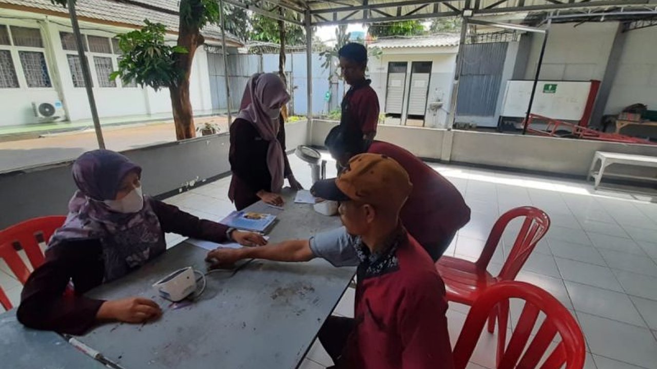 Lapas Semarang gencar memastikan kesehatan dapur penjara demi menjamin kualitas makanan yang aman dan higienis bagi seluruh warga binaan. Pemeriksaan rutin petugas dapur menjadi prioritas utama.