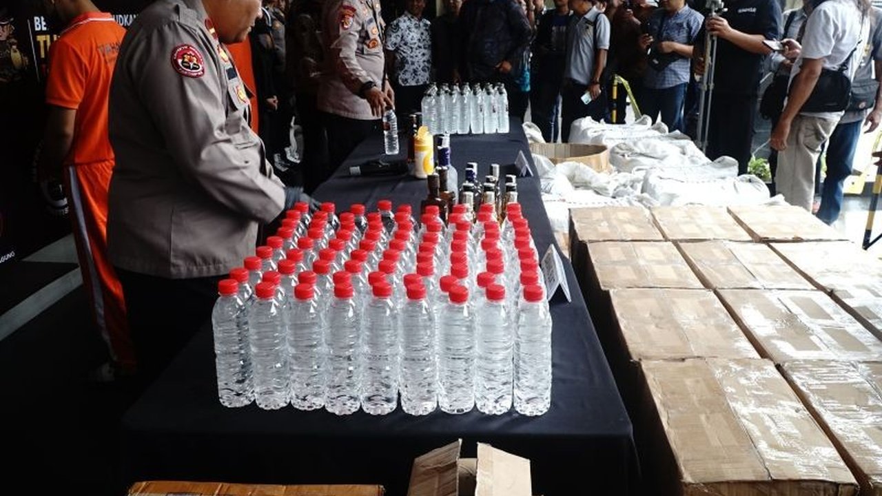 Polres Tulungagung berhasil membongkar jaringan miras online yang beroperasi melalui media sosial, menyita ribuan botol minuman keras ilegal. Ketahui modus operandi dan ancaman hukumannya di sini.