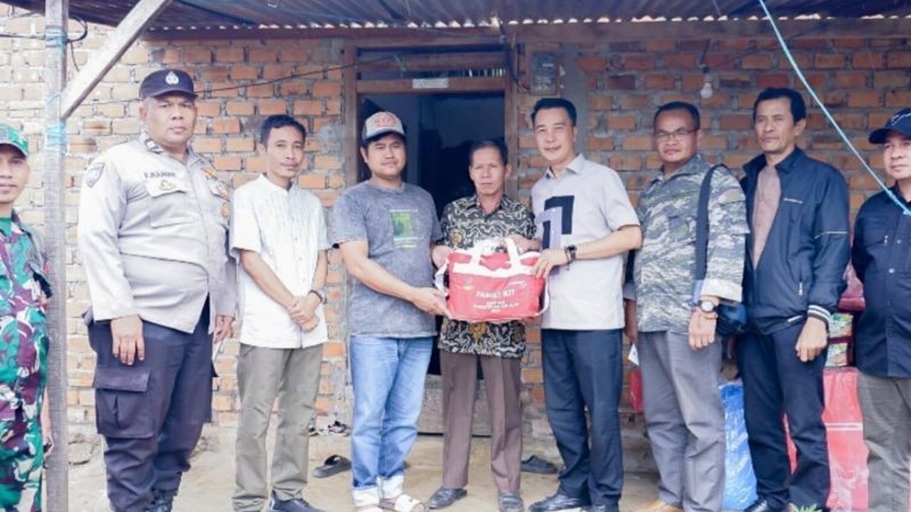 Pemerintah Kabupaten Rejang Lebong bergerak cepat menyalurkan bantuan kepada korban angin puting beliung yang merusak rumah warga di dua wilayah. Simak detail bantuan dan imbauan kewaspadaan cuaca ekstrem.