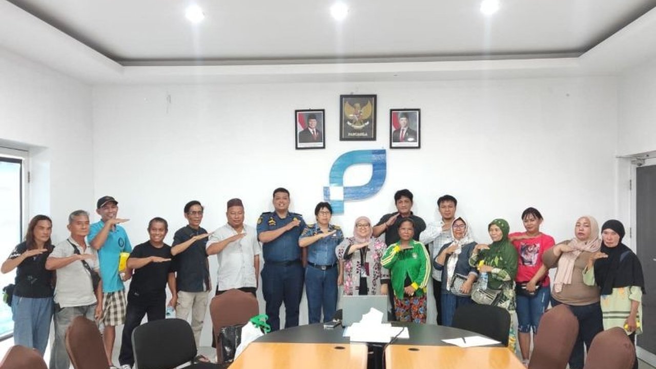 Pelindo Regional 4 Manado bersama KSOP gencar sosialisasikan kebijakan sterilisasi Pelabuhan Manado kepada pedagang asongan, dengan aturan baru yang akan berlaku mulai 1 Desember 2025.