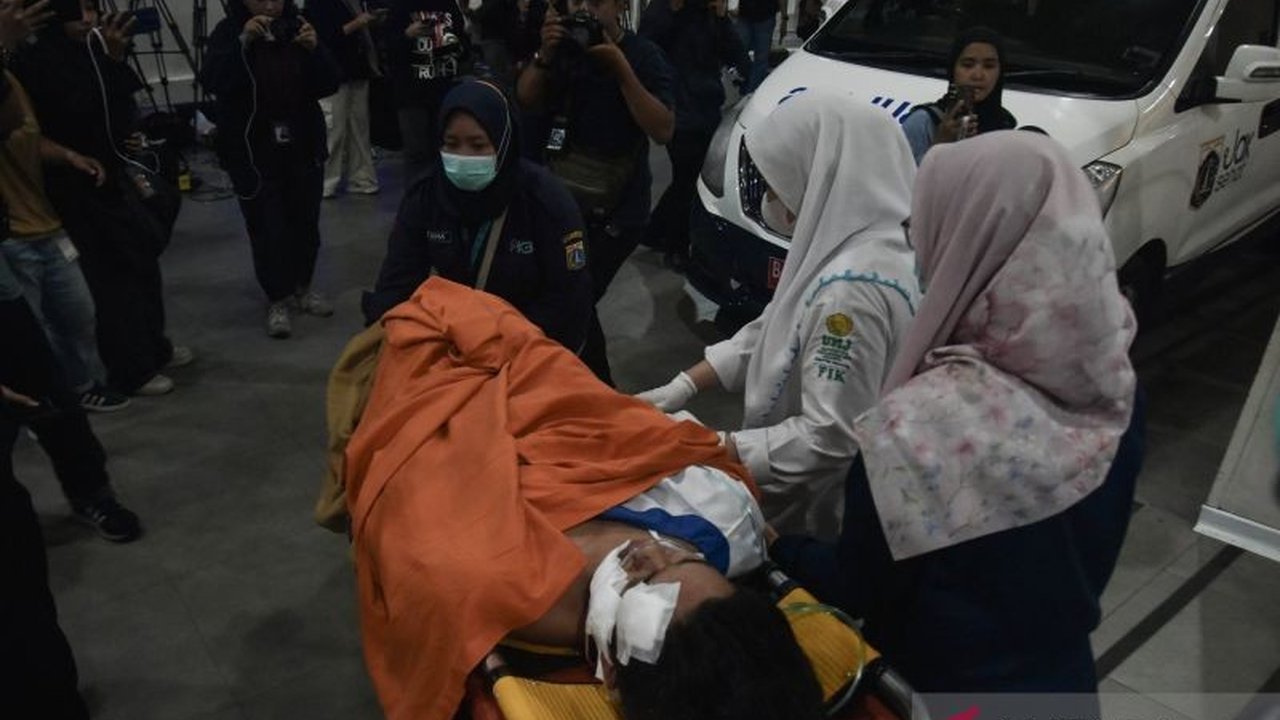 Tujuh korban insiden ledakan di SMAN 72 Jakarta mendapatkan penanganan medis intensif di RS Yarsi, dengan satu di antaranya menjalani operasi. Pemprov DKI Jakarta memastikan seluruh biaya pengobatan Korban Ledakan SMAN 72 Jakarta akan ditanggung penuh.