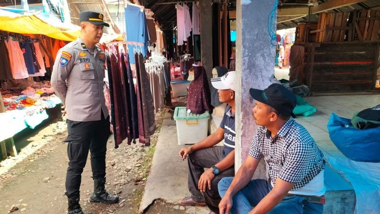 Polres Pasaman Barat gencar lakukan Patroli Dialogis di pasar tradisional untuk antisipasi premanisme dan pungutan liar, demi terciptanya kamtibmas yang kondusif.