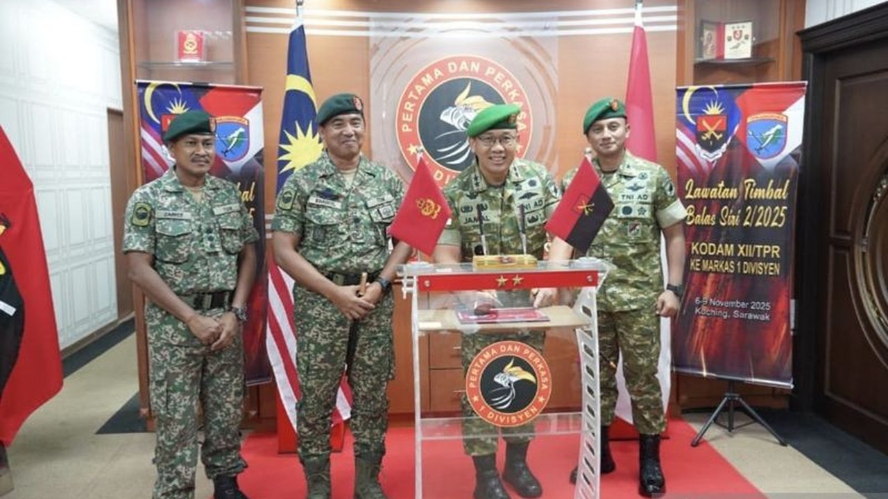 Kodam XII/Tanjungpura dan Divisyen 1 TDM perkuat Sinergi Kodam TDM Perbatasan Indonesia-Malaysia, fokus berantas penyelundupan dan kejahatan lintas batas. Simak komitmennya!