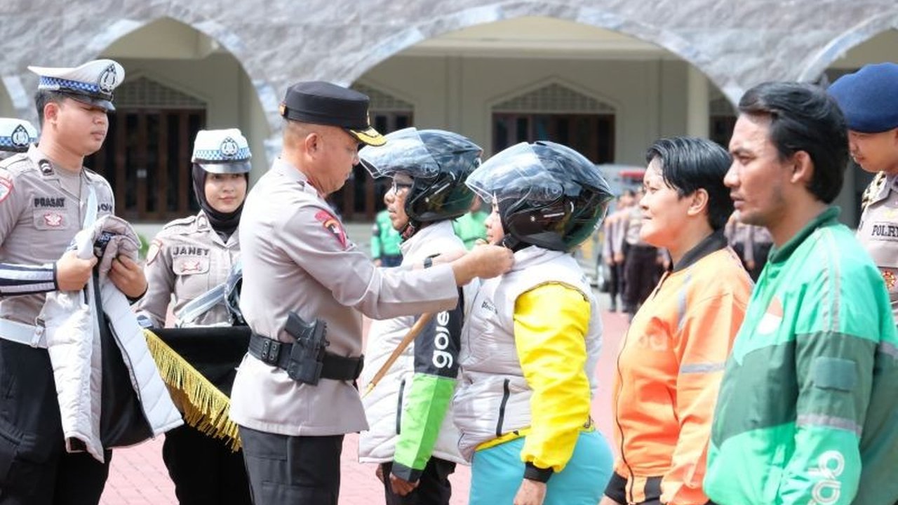 Polda Banten memperkuat deteksi dini gangguan kamtibmas dengan menggandeng komunitas ojek online (ojol). Kolaborasi Polda Banten Ojol Kamtibmas ini diharapkan menciptakan Banten yang aman.