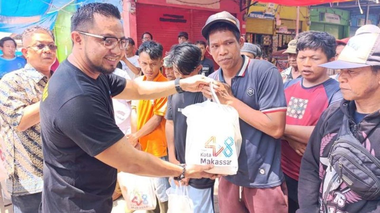 Dalam rangka HUT ke-418 Kota Makassar, Perumda Pasar Makassar menyalurkan bantuan kebutuhan pokok kepada ratusan petugas kebersihan pasar, sebagai bentuk apresiasi atas dedikasi mereka yang vital.