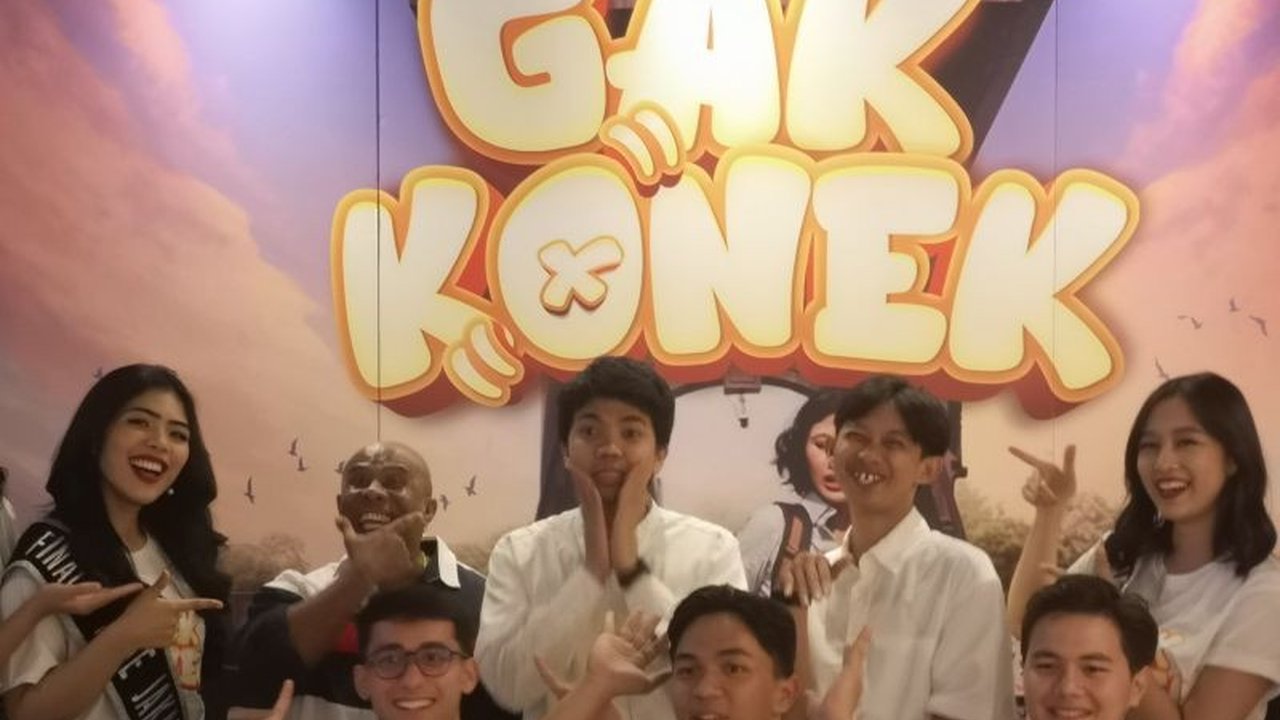Tiga komedian Yono Bakri, Arif Brata, dan Reinold Lawalata berbagi cerita seru di balik layar **Web Series Gak Konek**, proyek debut penyutradaraan Marthino Lio yang disebut "liburan berbayar".