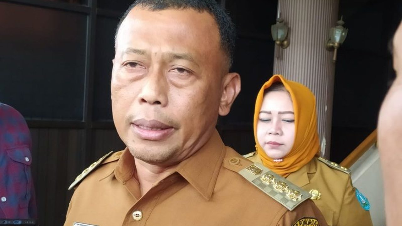 Komisi Pemberantasan Korupsi (KPK) melakukan operasi tangkap tangan (OTT) di Ponorogo, mengamankan 13 orang termasuk Bupati Sugiri Sancoko terkait dugaan korupsi mutasi jabatan.