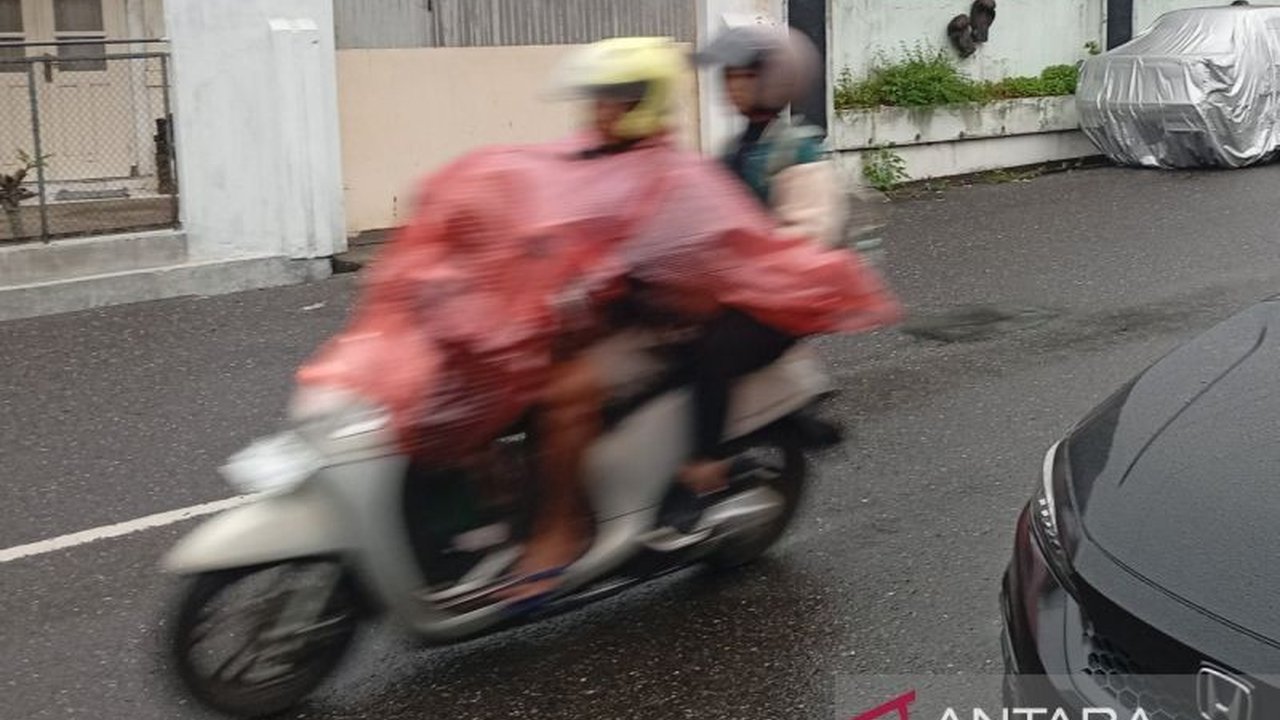 BMKG merilis Prakiraan Cuaca BMKG untuk hari Sabtu, mengingatkan masyarakat waspada potensi hujan ringan hingga petir di sebagian besar wilayah Indonesia, serta gelombang tinggi dan banjir rob.