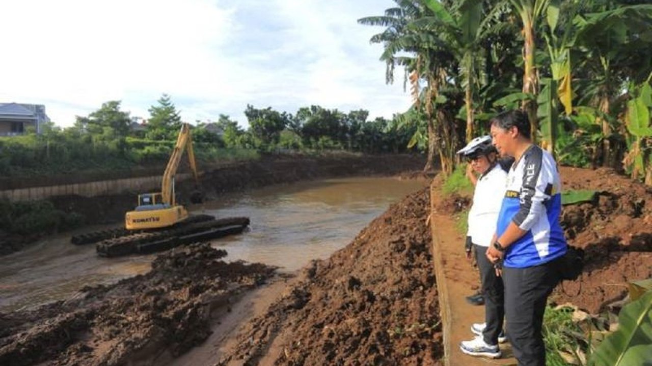 Pemerintah Kota Tangerang serius tangani banjir dengan program Normalisasi Kali Tangerang. Tiga alat berat dikerahkan di Kali Wetan dan Bendungan Polor untuk mengurangi dampak musim hujan.