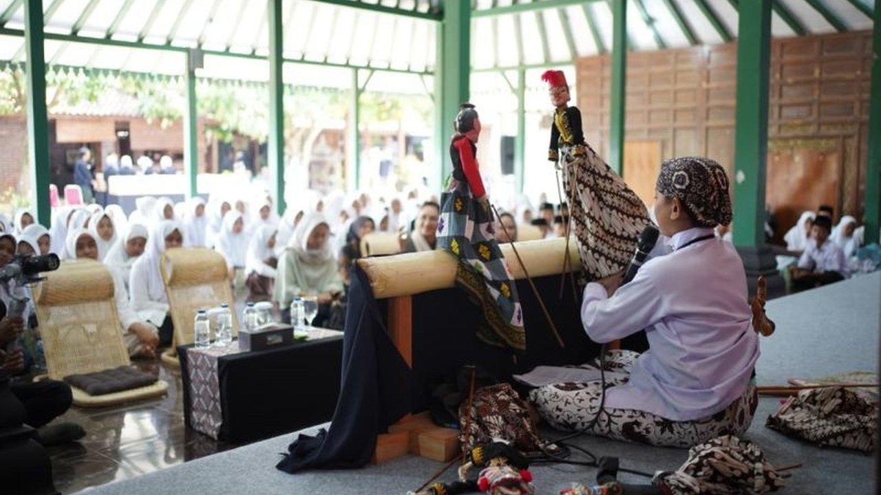 Kemkomdigi mengedukasi santri di Yogyakarta tentang keamanan dan etika digital melalui program Sahabat Tunas. Edukasi Santri Digital ini gunakan wayang golek untuk bentuk generasi cerdas di ruang maya.