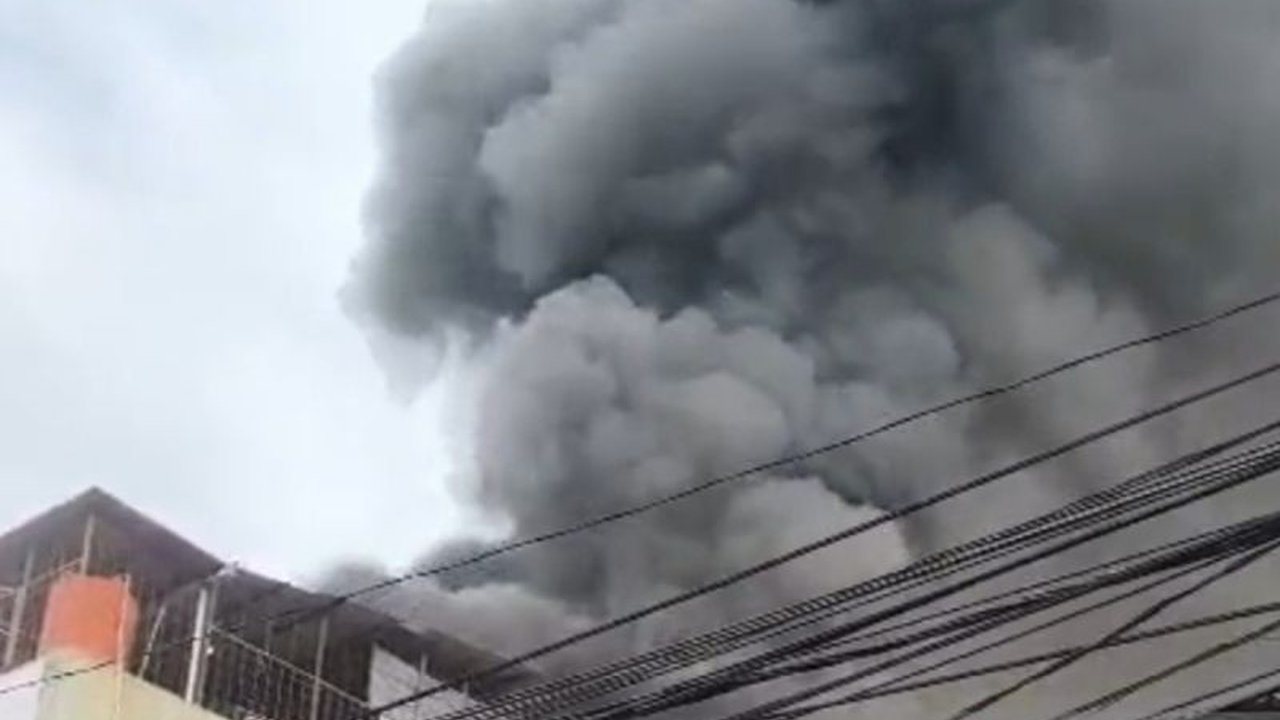 Kebakaran hebat melanda permukiman padat di Jelambar Baru, Grogol Petamburan, Jakarta Barat. Api berpotensi meluas karena lokasi di gang sempit, petugas berjibaku memadamkan.