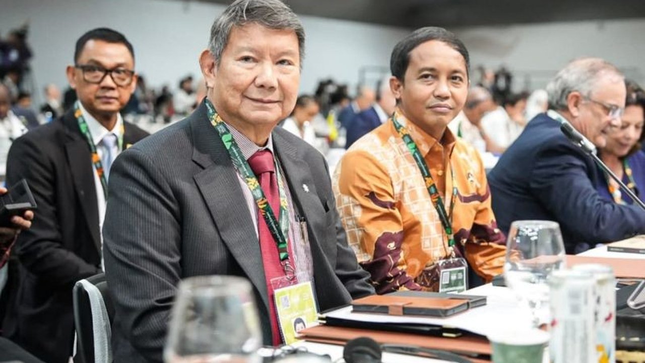 Menteri Kehutanan Raja Juli Antoni mengumumkan alokasi 1,4 juta hektare Hutan Adat sebagai bukti nyata komitmen Indonesia terhadap lingkungan dan hak masyarakat adat, sekaligus menekan deforestasi.