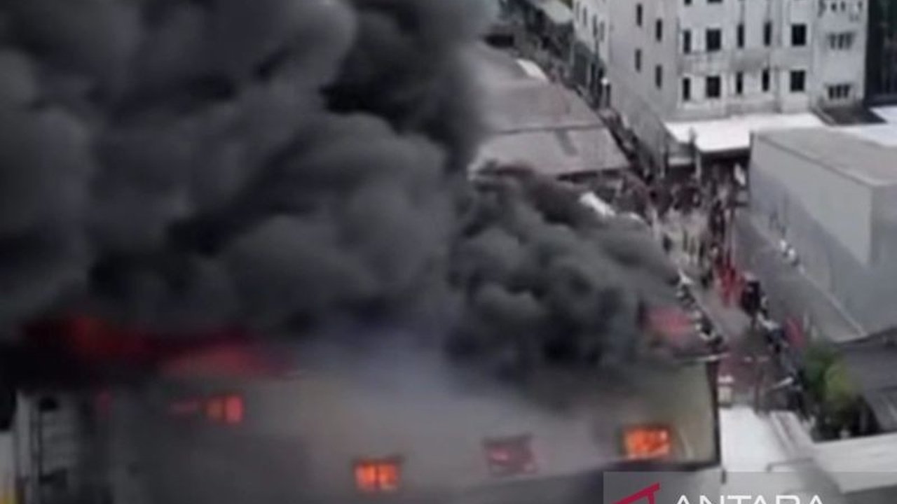 Api membara di Jalan Sukajaya 1, Jelambar Baru, Grogol Petamburan, Jakarta Barat, pada Sabtu pagi. Insiden **kebakaran Grogol Petamburan** ini masih dalam penanganan intensif petugas.