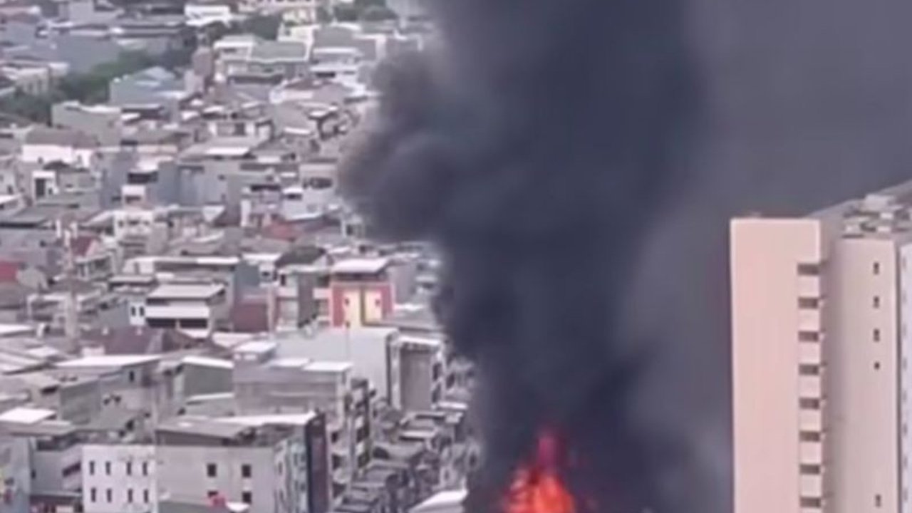 Puluhan personel pemadam kebakaran dikerahkan untuk mengatasi kebakaran rumah Jelambar Baru di Jakarta Barat. Upaya cepat berhasil melokalisir api, namun penyebab dan kerugian masih diselidiki.