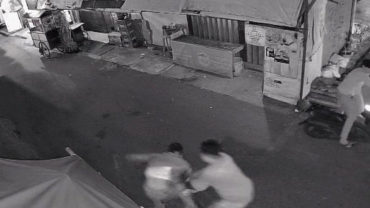 Kepolisian tengah memburu pelaku Pencurian Motor Cakung yang menembak mati seorang Hansip saat berusaha menggagalkan aksi kejahatan. Penyelidikan intensif terus dilakukan untuk mengungkap kasus tragis ini.