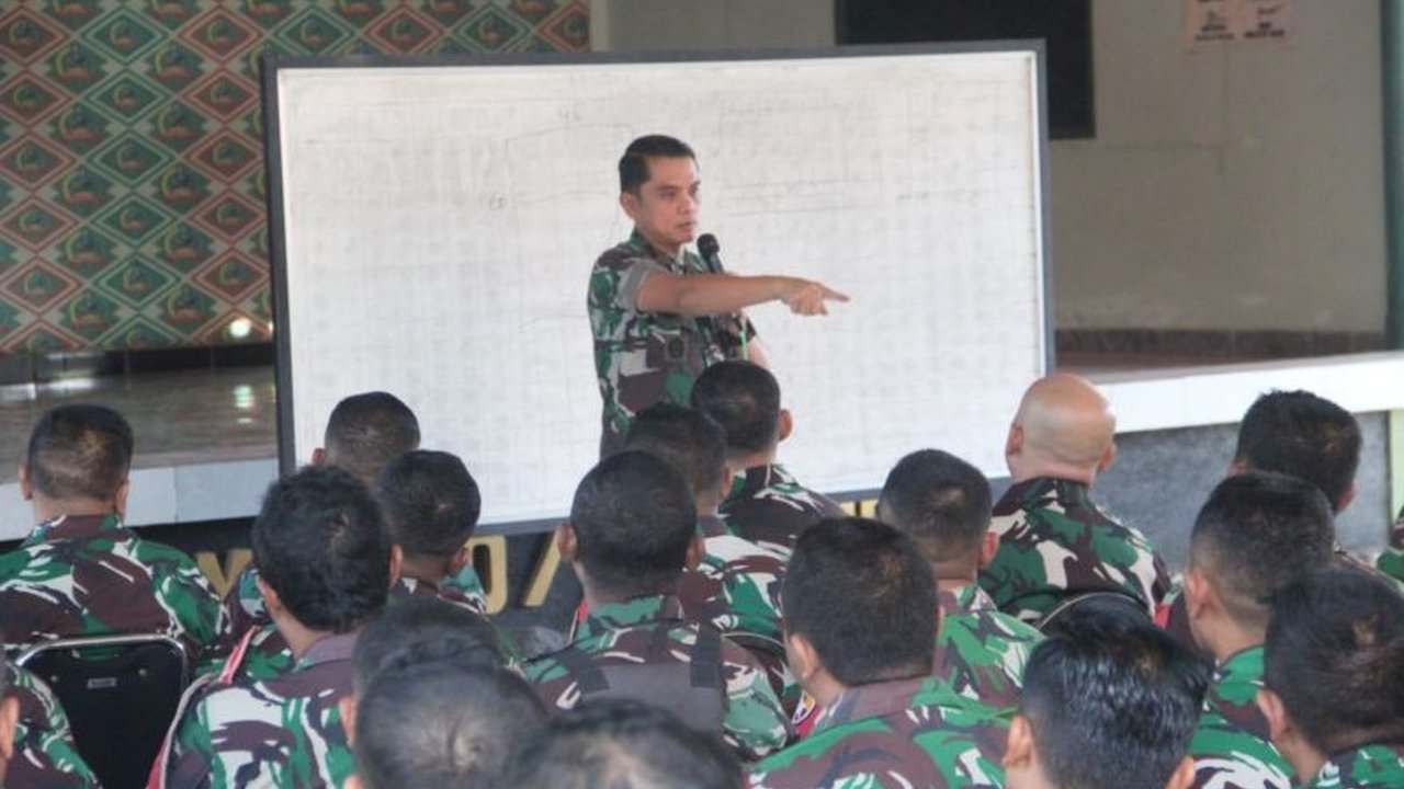 Dandim 1620/Lombok Tengah memberikan bimbingan teknis kepada Babinsa untuk memperkuat motivasi dan koordinasi dalam mempercepat pembangunan Koperasi Desa Kelurahan Merah Putih (KDKMP) demi kemandirian ekonomi masyarakat.