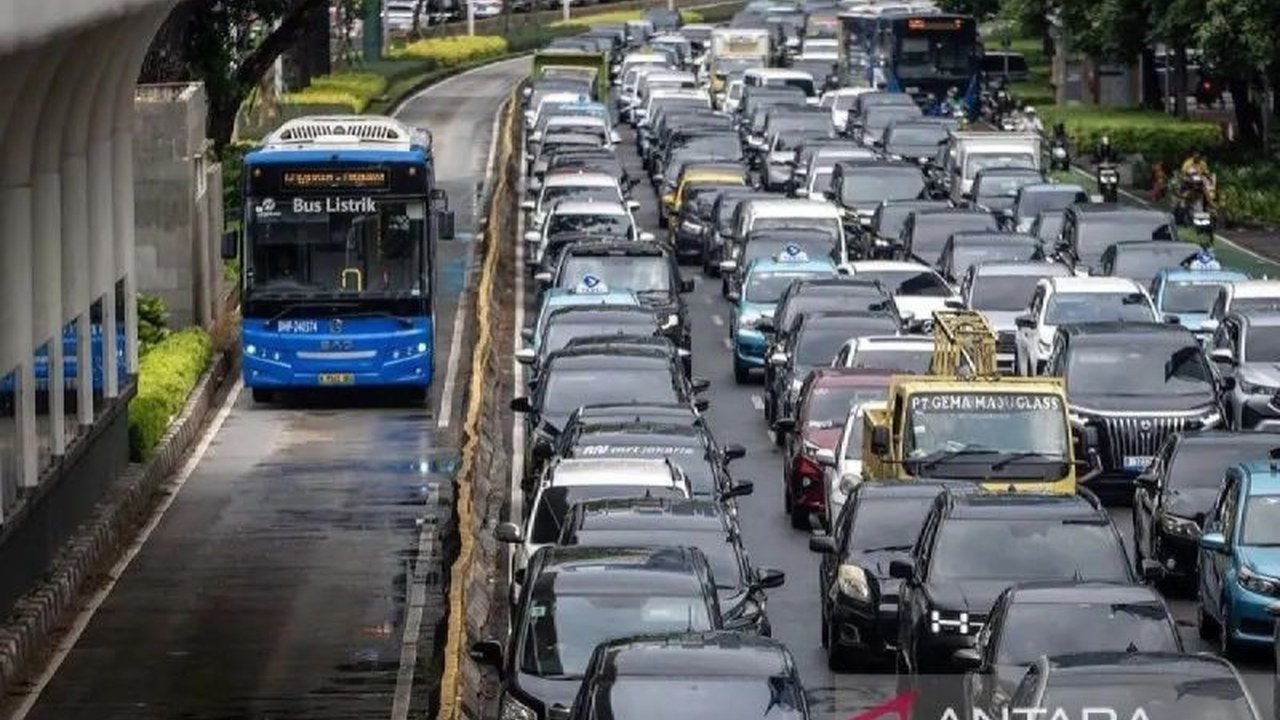Kementerian Perhubungan (Kemenhub) serius memperkuat ekosistem keselamatan jalan berbasis teknologi untuk menekan angka kecelakaan dan memastikan kendaraan aman. Simak strateginya!