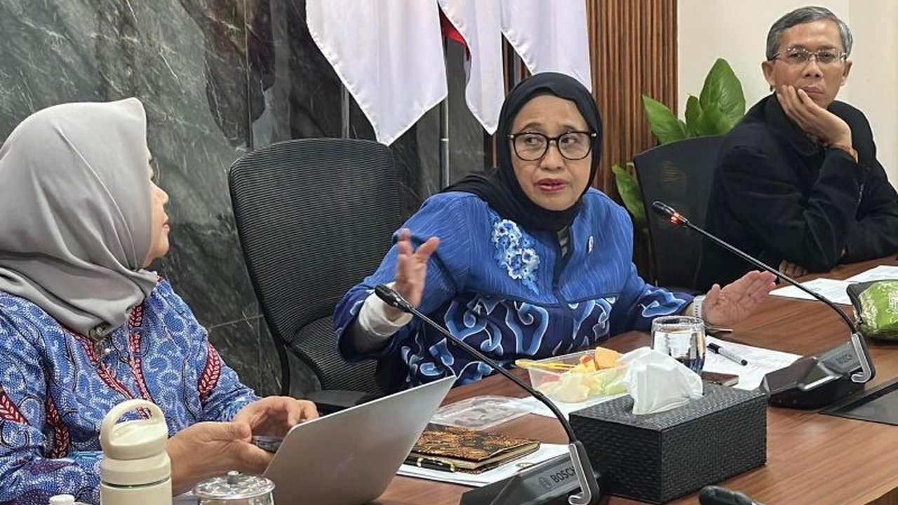 Tim Koordinasi Program Makan Bergizi Gratis (MBG) intensif membahas SOP kesehatan dan tantangan pasokan pangan demi tata kelola yang lebih baik, menghadapi lonjakan penerima manfaat.