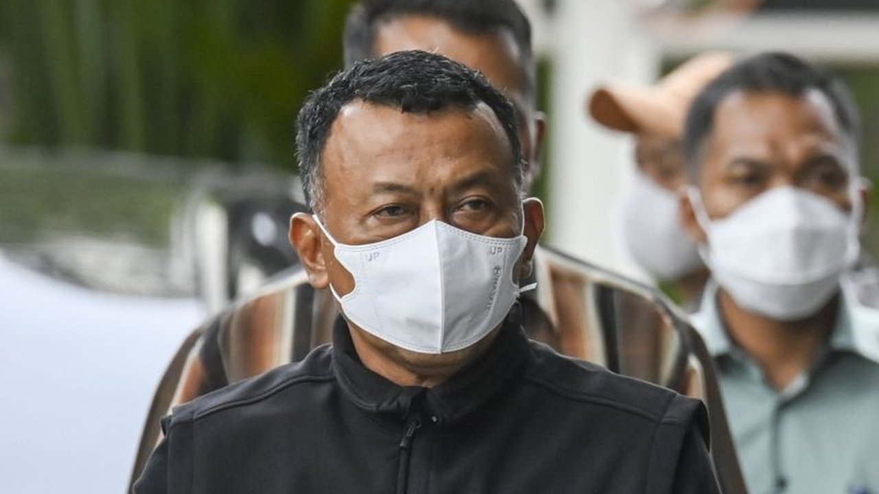 Bupati Ponorogo Sugiri Sancoko bersama enam orang lainnya kini menjalani pemeriksaan intensif di Gedung Merah Putih KPK usai terjaring OTT. Apa dugaan kasusnya?