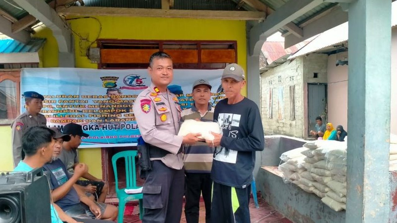 Satpolairud Parimo salurkan bansos berupa 40 paket bantuan kepada nelayan dan masyarakat pesisir di Parigi Moutong, sekaligus edukasi bahaya illegal fishing demi menjaga kelestarian Teluk Tomini.