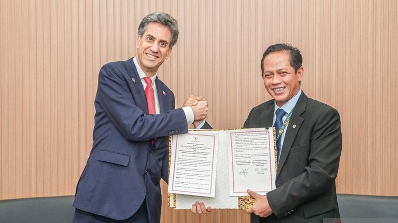 Indonesia dan Inggris resmi menandatangani MoU penting untuk memperkuat kemitraan strategis dalam mengatasi perubahan iklim, mitigasi, dan adaptasi, serta mendorong pembangunan rendah karbon.