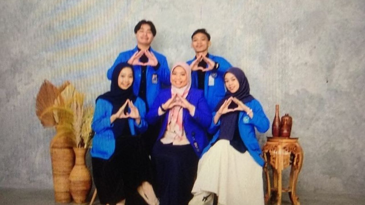 Tim PKM-RE Unismuh Makassar berhasil melaju ke PIMNas 2025 berkat riset terobosan mengenai potensi sinergis Cisplatin dan ekstrak Eclipta alba untuk kanker serviks. Penasaran dengan inovasinya?