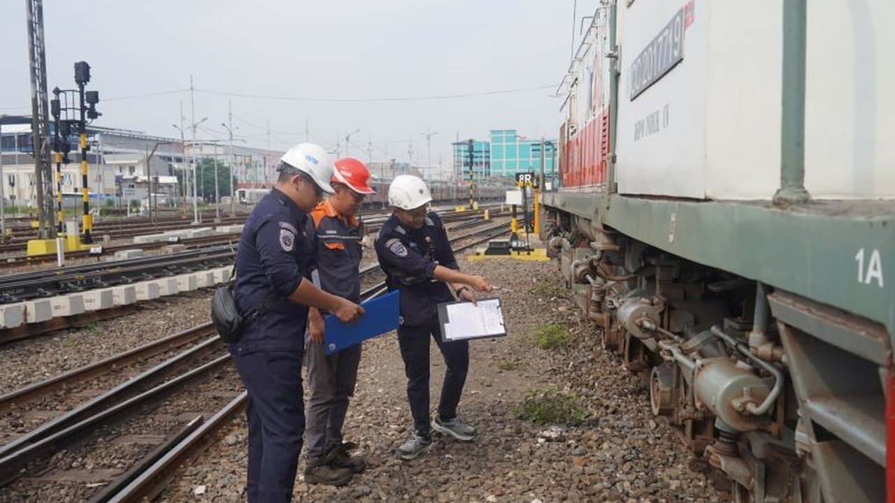 Direktorat Jenderal Perkeretaapian (DJKA) bersama PT KAI Daop 8 Surabaya secara intensif melaksanakan ramp check kereta api menjelang libur Natal 2025 dan Tahun Baru 2026, memastikan keselamatan dan kenyamanan penumpang.