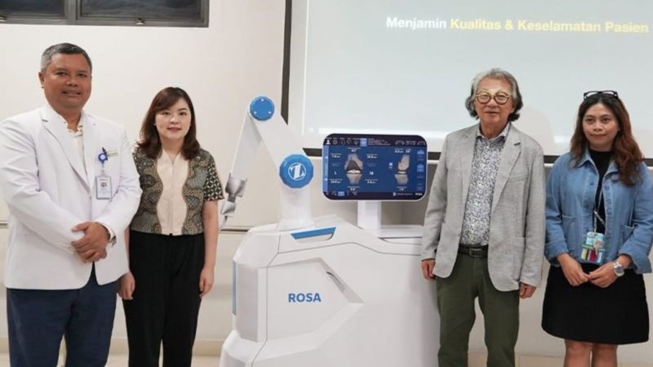Siloam Hospitals Kebon Jeruk memperkenalkan Robotic Surgical Assistant (ROSA), sebuah teknologi bedah robotik canggih untuk operasi penggantian sendi lutut. Ini menjanjikan presisi tinggi dan pemulihan lebih cepat.