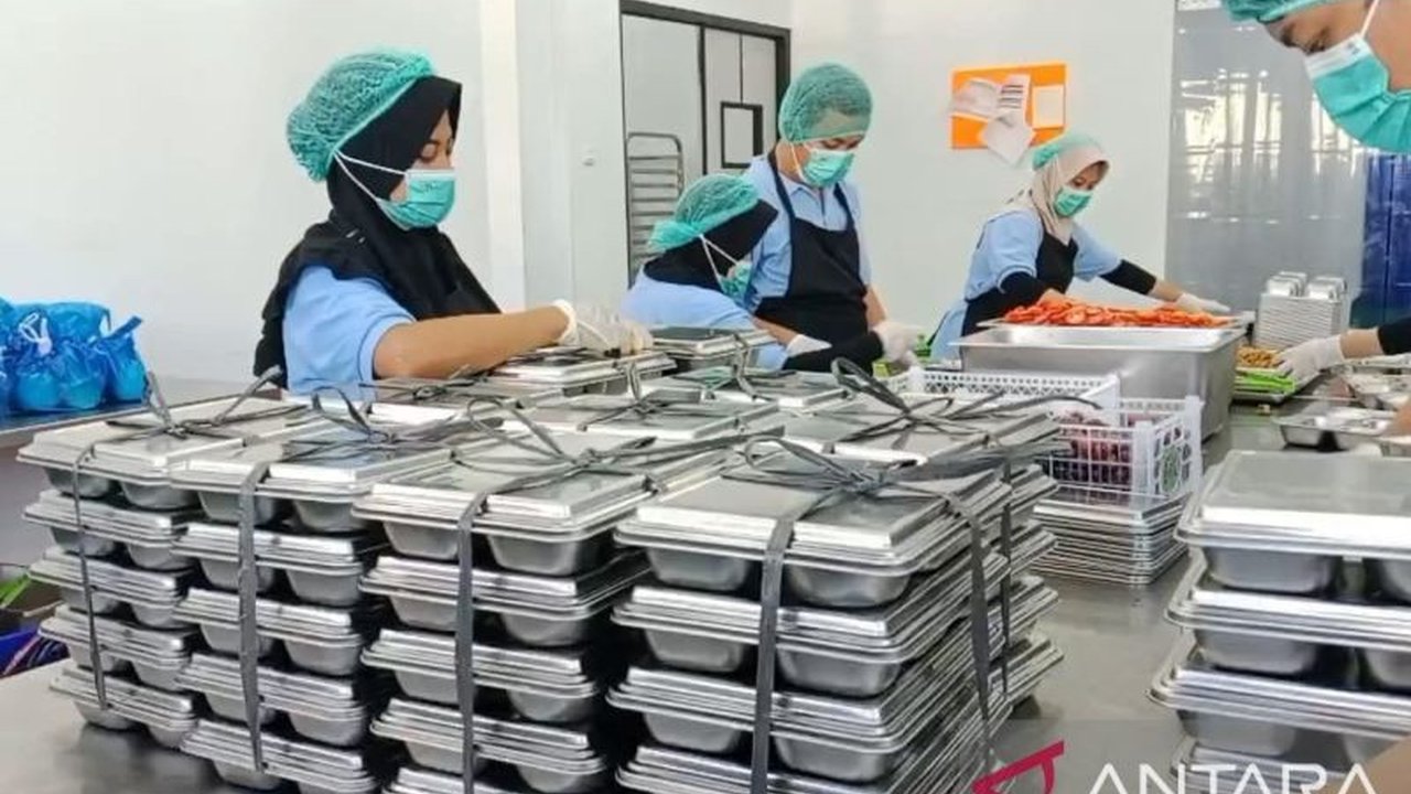 Badan Pusat Statistik (BPS) Kepulauan Bangka Belitung mencatat Program Makan Bergizi Gratis (MBG) menjadi pendorong utama pertumbuhan ekonomi daerah sebesar 3,21 persen pada Triwulan III 2025, membangkitkan sektor akomodasi dan makanan.