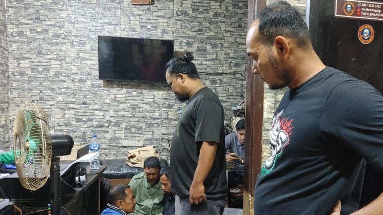 Waspada! Komplotan pengganjal ATM di Padang berhasil diringkus Polresta Padang setelah merugikan belasan korban dengan modus licik. Simak detail penangkapannya.