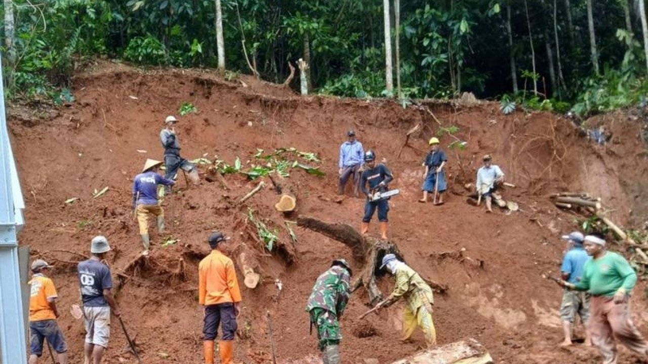 BPBD Ciamis melakukan asesmen terhadap 12 lokasi longsor di wilayahnya pasca hujan deras, memastikan mitigasi dampak dan mobilisasi tetap aman.