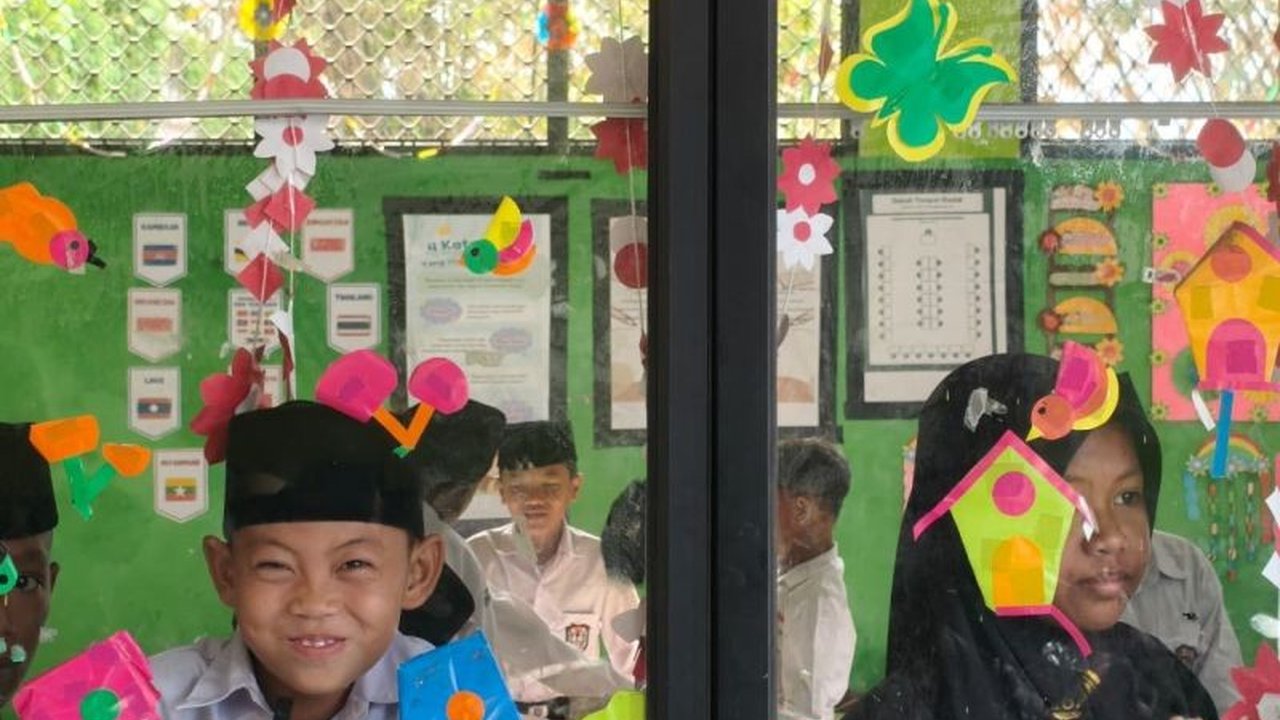 Program Makan Bergizi Gratis (MBG) di Cilegon melibatkan kerja keras tim dapur sejak dini hari, diawasi ahli gizi ketat demi memastikan nutrisi optimal bagi ribuan siswa.